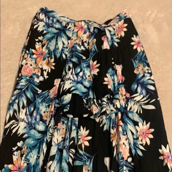 This is shorts in long skirt floral pattern - Picture 2 of 2